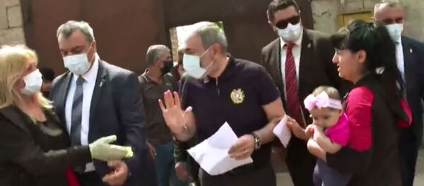 Во время посещения премьер-министром теплиц в Араратской области женщина пытается поздороваться с Николом Пашиняном за руку (23 мая 2020). - Sputnik Արմենիա