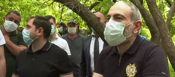 Премьер-министр Никол Пашинян в деревне Кахцрашен обсуждает с жителями проблемы земледелия (23 мая 2020). Премьер-министр Никол Пашинян в деревне Кахцрашен обсуждает с жителями проблемы земледелия (23 мая 2020). - Sputnik Արմենիա