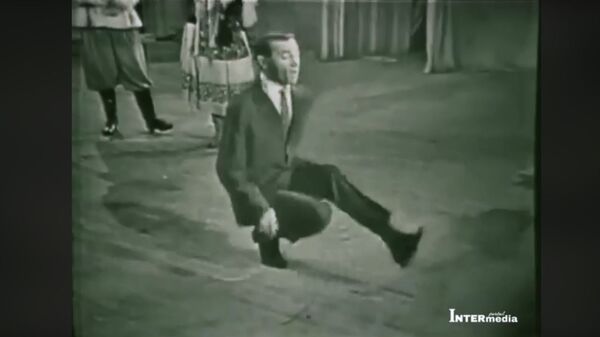 Шарль Азнавур танцует на сцене - Sputnik Արմենիա