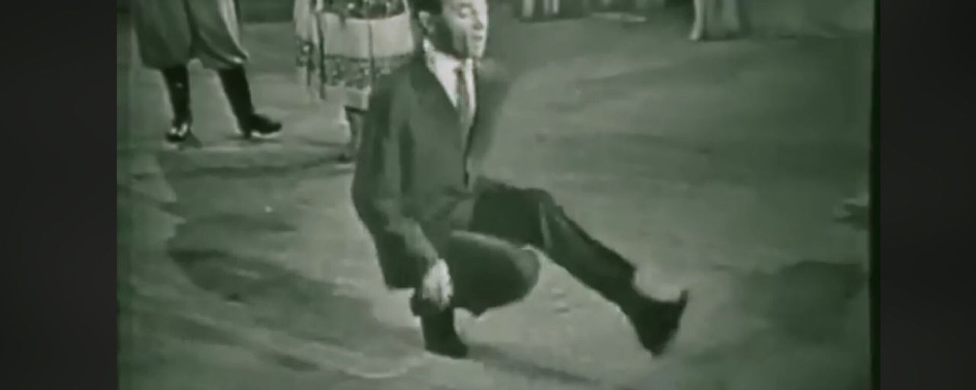 Шарль Азнавур танцует на сцене - Sputnik Армения, 1920, 22.05.2021