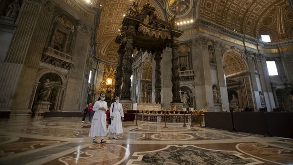 Монахини в мазках в базилике Св. Петра в день ее открытия (18 мая 2020). Ватикан - Sputnik Армения