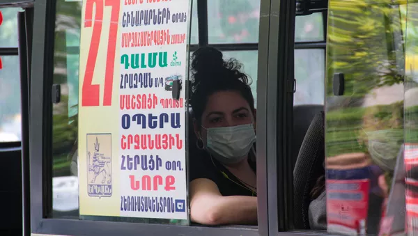 Транспорт в период пандемии после введения масочного режима (18 мая 2020). Еревaн - Sputnik Армения