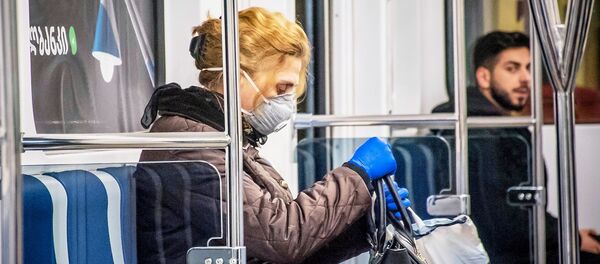 Женщина в защитной маске в вагоне метро в Тбилиси - Sputnik Армения