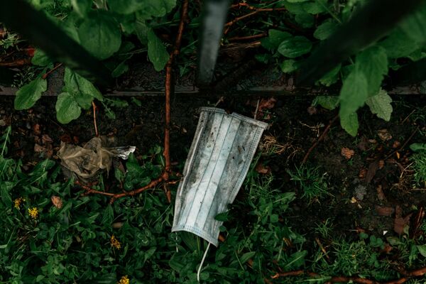 Обратная сторона масок и перчаток, или Кому угрожают коронавирусные отходы в Армении - Sputnik Армения