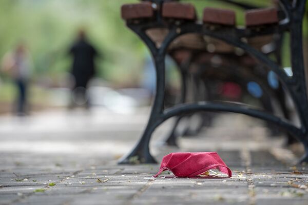 Обратная сторона масок и перчаток, или Кому угрожают коронавирусные отходы в Армении - Sputnik Армения