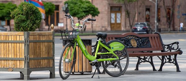 Велосипед на площади Республики Велосипед на площади Республики - Sputnik Армения