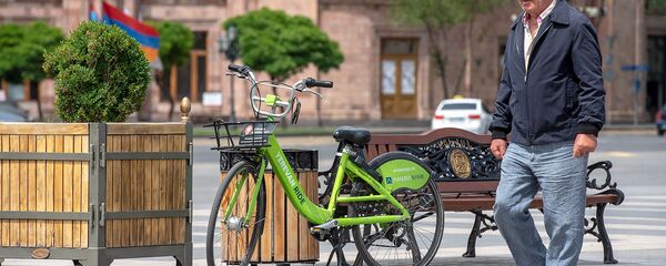Мужчина проходит мимо велосипеда на площади Республики Мужчина проходит мимо велосипеда на площади Республики - Sputnik Արմենիա