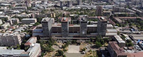 Вид на перекрытый торговыми павильонами сквер на проспекте Комитаса Вид на перекрытый торговыми павильонами сквер на проспекте Комитаса - Sputnik Արմենիա