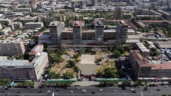 Вид на перекрытый торговыми павильонами сквер на проспекте Комитаса - Sputnik Արմենիա