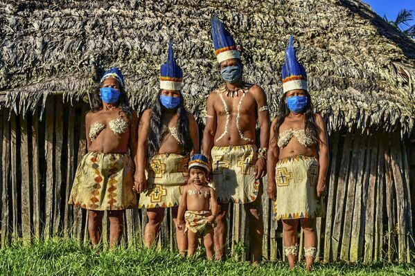 Индейцы уитото позируют в защитных масках, Колумбия - Sputnik Армения