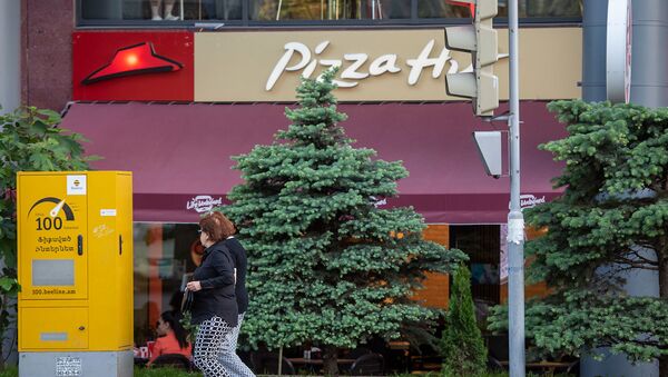 Женщины проходят мимо пиццерии Pizza Hut - Sputnik Армения