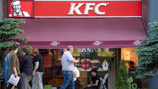 Прохожие у ресторана быстрого питания KFC - Sputnik Армения