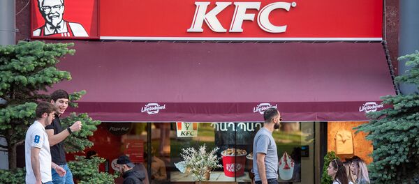 Прохожие у ресторана быстрого питания KFC Прохожие у ресторана быстрого питания KFC - Sputnik Արմենիա