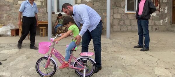 Հանրապետության նախագահի աշխատակազմը շարունակում է սոցիալական աջակցության ծրագրերը Հանրապետության նախագահի աշխատակազմը շարունակում է սոցիալական աջակցության ծրագրերը - Sputnik Արմենիա