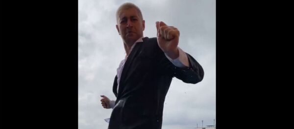 Давид Манукян исполняет зажигательный танец тверк в бассейне - Sputnik Армения