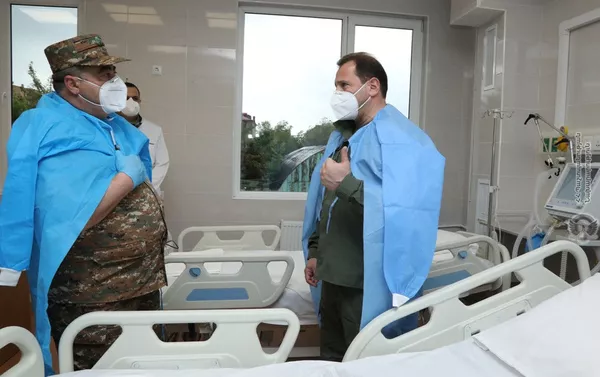 Министр обороны Давид Тоноян посетил центральный клинический военный госпиталь (25 мая 2020). Еревaн Министр обороны Давид Тоноян посетил центральный клинический военный госпиталь (25 мая 2020). Еревaн - Sputnik Армения