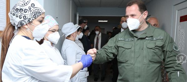 Министр обороны Давид Тоноян посетил центральный клинический военный госпиталь (25 мая 2020). Еревaн - Sputnik Արմենիա