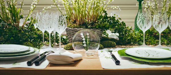 Ландыши-ландыши: посуда Dior  - Sputnik Армения