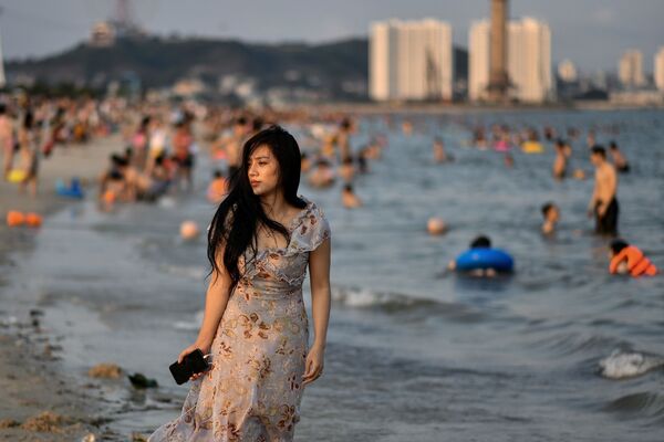 Девушка на пляже Bai Chay во Вьетнаме  - Sputnik Армения