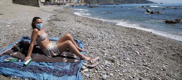 Девушка загорает в маске на пляже в Сицилии Девушка загорает в маске на пляже в Сицилии - Sputnik Արմենիա