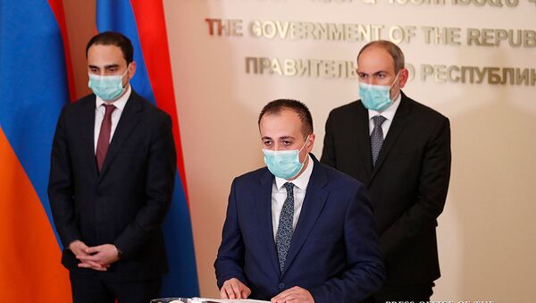 Министр здравоохранения Арсен Торосян во время брифинга премьер-министра Армении (26 мая 2020). Еревaн - Sputnik Արմենիա