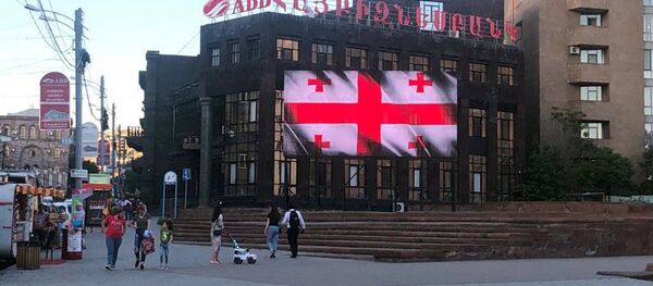 Видеобаннеры у станции метро Площадь Республики с изображением флага Грузии (26 мая 2020). Еревaн - Sputnik Արմենիա