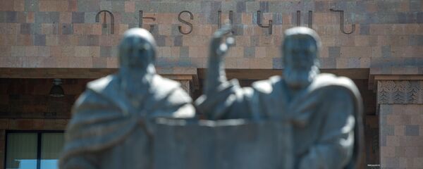 Памятник Месропу Маштоцу и Сааку Партеву перед зданием Ереванского государственного университета - Sputnik Армения