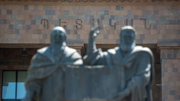 Памятник Месропу Маштоцу и Сааку Партеву перед зданием Ереванского государственного университета - Sputnik Армения