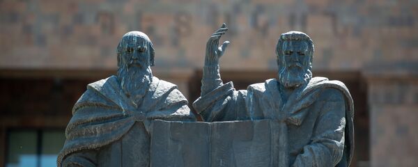 Памятник Месропу Маштоцу и Сааку Партеву перед зданием Ереванского государственного университета - Sputnik Արմենիա