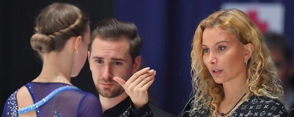 Фигуристка Майя Хромых (Россия), хореограф Даниил Глейхенгауз и тренер Этери Тутберидзе перед выступлением спортсменки с произвольной программой женского одиночного катания на чемпионате мира среди юниоров (7 марта 2020). Таллин Фигуристка Майя Хромых (Россия), хореограф Даниил Глейхенгауз и тренер Этери Тутберидзе перед выступлением спортсменки с произвольной программой женского одиночного катания на чемпионате мира среди юниоров (7 марта 2020). Таллин - Sputnik Армения