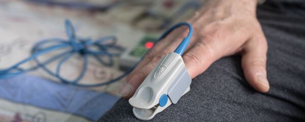 Пульсоксиметр на пальце пациента - Sputnik Արմենիա