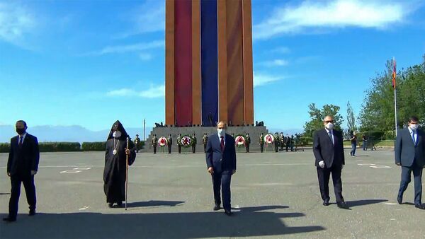 Араик Арутюнян, Армен Саркисян, Никол Пашинян, Гарегин II и Арарат Мирзоян в мемориальном комплексе Сардарапат (28 мая 2020). Армавир - Sputnik Армения