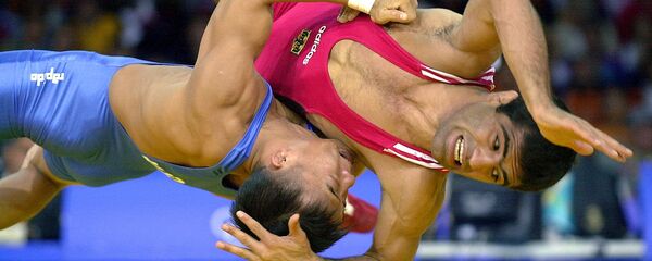 Выступающий за Германию борец Альфред Тер-Мкртчян (в красном) и кореец Квон-Хо Сим во время греко-римской борьбы (54кг) на Олимпийских играх (25 сентября 2000). Сидней - Sputnik Армения