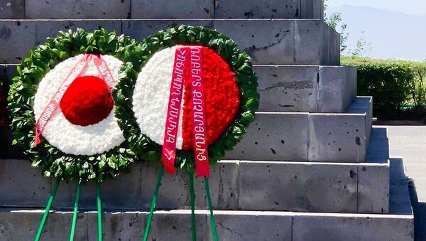 Венок от имени Роберта Кочаряна в мемориальном комплексе Сардарапат (28 мая 2020). Армавир - Sputnik Армения