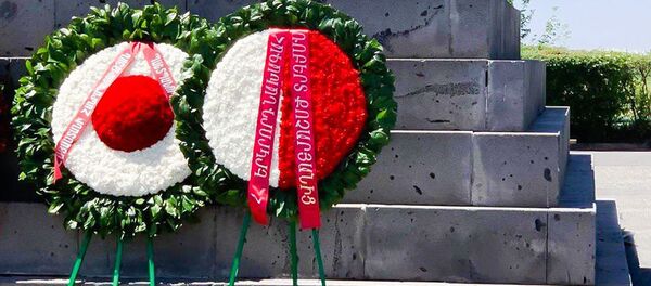 Венок от имени Роберта Кочаряна в мемориальном комплексе Сардарапат (28 мая 2020). Армавир Венок от имени Роберта Кочаряна в мемориальном комплексе Сардарапат (28 мая 2020). Армавир - Sputnik Արմենիա
