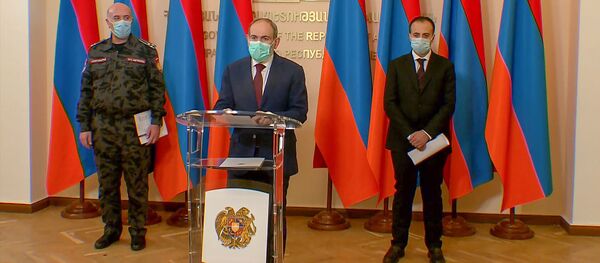 Стоп-кадр прямого эфира брифинга с участием премьер-министра Никола Пашиняна, начальника полиции Армана Саркисяна и министра здравоохранения Арсена Торосяна (28 мая 2020). Еревaн - Sputnik Արմենիա