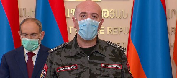 Стоп-кадр прямого эфира брифинга с участием премьер-министра Никола Пашиняна, начальника полиции Армана Саркисяна и министра здравоохранения Арсена Торосяна (28 мая 2020). Еревaн Стоп-кадр прямого эфира брифинга с участием премьер-министра Никола Пашиняна, начальника полиции Армана Саркисяна и министра здравоохранения Арсена Торосяна (28 мая 2020). Еревaн - Sputnik Армения