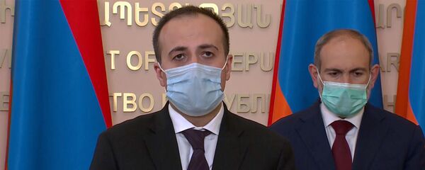 Стоп-кадр прямого эфира брифинга с участием премьер-министра Никола Пашиняна, начальника полиции Армана Саркисяна и министра здравоохранения Арсена Торосяна (28 мая 2020). Еревaн Стоп-кадр прямого эфира брифинга с участием премьер-министра Никола Пашиняна, начальника полиции Армана Саркисяна и министра здравоохранения Арсена Торосяна (28 мая 2020). Еревaн - Sputnik Արմենիա