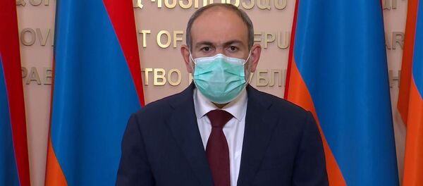 Стоп-кадр прямого эфира брифинга с участием премьер-министра Никола Пашиняна, начальника полиции Армана Саркисяна и министра здравоохранения Арсена Торосяна (28 мая 2020). Еревaн - Sputnik Արմենիա