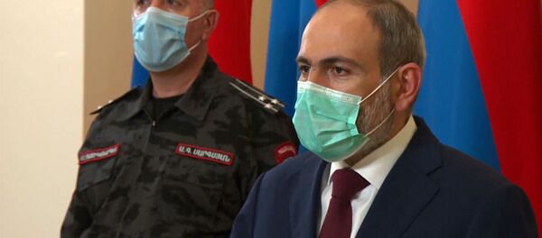 Стоп-кадр прямого эфира брифинга с участием премьер-министра Никола Пашиняна, начальника полиции Армана Саркисяна и министра здравоохранения Арсена Торосяна (28 мая 2020). Еревaн - Sputnik Արմենիա