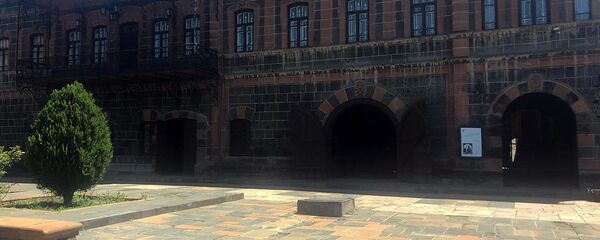 В музее народной архитектуры и городского быта стали использовать аудио-гиды на 6 языках (28 мая 2020). Гюмри В музее народной архитектуры и городского быта стали использовать аудио-гиды на 6 языках (28 мая 2020). Гюмри - Sputnik Армения