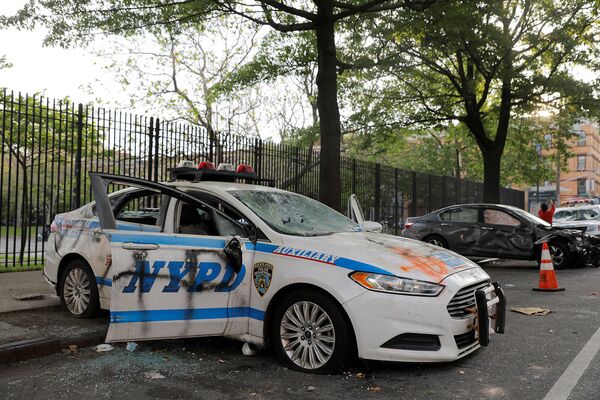 Полицейский автомобиль после акции протеста в связи со смертью Джорджа Флойда, убитого полицейским в Миннеаполисе (30 мая 2020). Нью-Йорк - Sputnik Армения