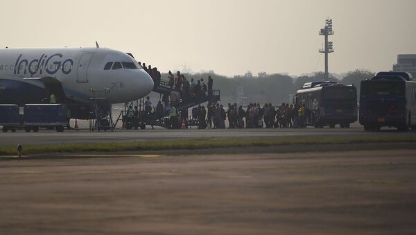 Пассажиры на посадке в самолет IndiGo в Международном аэропорту Индиры Ганди (2 марта 2020). Нью-Дели - Sputnik Армения