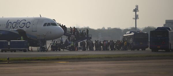 Пассажиры на посадке в самолет IndiGo в Международном аэропорту Индиры Ганди (2 марта 2020). Нью-Дели Пассажиры на посадке в самолет IndiGo в Международном аэропорту Индиры Ганди (2 марта 2020). Нью-Дели - Sputnik Армения