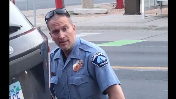 Кадр из видео, предоставленного Дарнеллой Фрейзер. в момент ареста Джорджа Флойда офицером полиции Дереком Шовинон (25 мая 2020). Миннеаполис - Sputnik Արմենիա