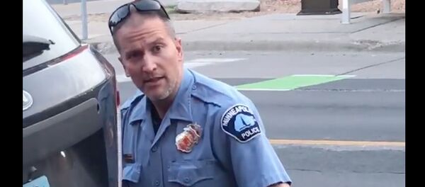 Кадр из видео, предоставленного Дарнеллой Фрейзер. в момент ареста Джорджа Флойда офицером полиции Дереком Шовинон (25 мая 2020). Миннеаполис - Sputnik Армения