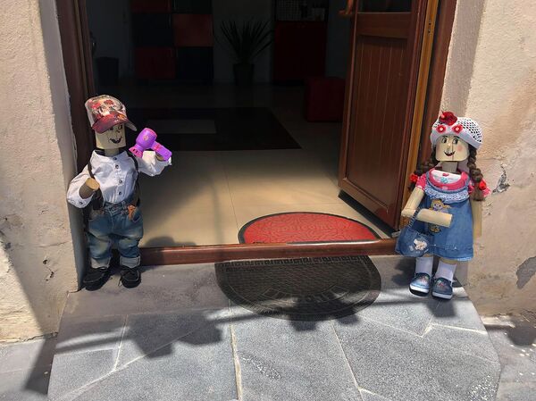 Почему деревянные скульптуры в Гюмри носят маски, или Живые куклы Анны Атоян Почему деревянные скульптуры в Гюмри носят маски, или Живые куклы Анны Атоян - Sputnik Армения