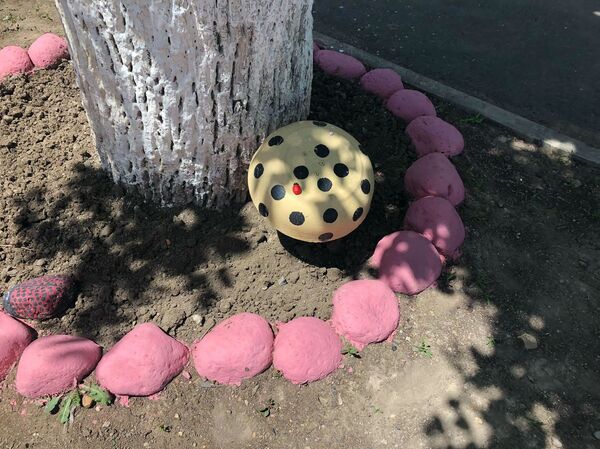 Почему деревянные скульптуры в Гюмри носят маски, или Живые куклы Анны Атоян Почему деревянные скульптуры в Гюмри носят маски, или Живые куклы Анны Атоян - Sputnik Армения