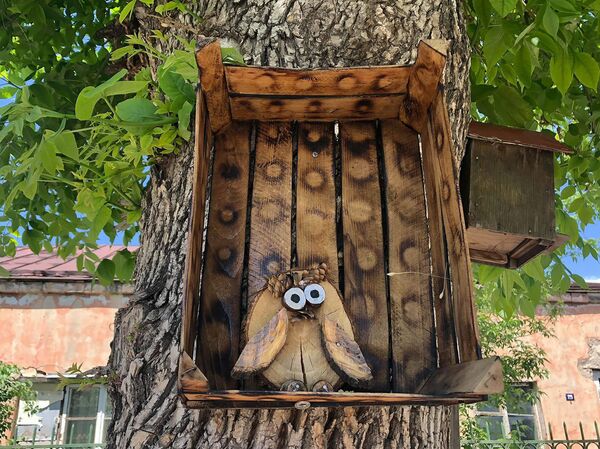 Почему деревянные скульптуры в Гюмри носят маски, или Живые куклы Анны Атоян Почему деревянные скульптуры в Гюмри носят маски, или Живые куклы Анны Атоян - Sputnik Армения