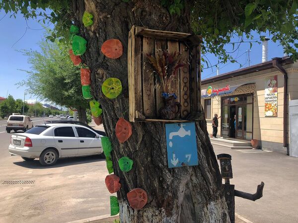 Почему деревянные скульптуры в Гюмри носят маски, или Живые куклы Анны Атоян Почему деревянные скульптуры в Гюмри носят маски, или Живые куклы Анны Атоян - Sputnik Армения